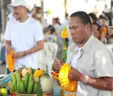 บรรยากาศพิธีบวงสรวงละคร “ดอกหญ้าป่าคอนกรีต”  นำแสดงโดย ตูมตาม-ยุทธนา, ไข่มุก-รุ่งรัตน์