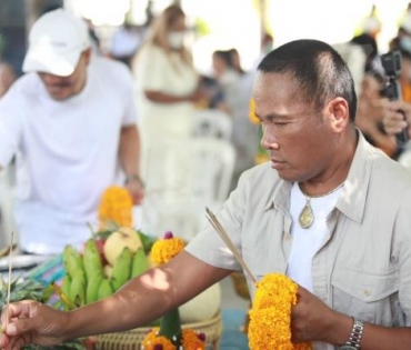 บรรยากาศพิธีบวงสรวงละคร “ดอกหญ้าป่าคอนกรีต”  นำแสดงโดย ตูมตาม-ยุทธนา, ไข่มุก-รุ่งรัตน์