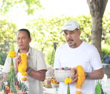 บรรยากาศพิธีบวงสรวงละคร “ดอกหญ้าป่าคอนกรีต”  นำแสดงโดย ตูมตาม-ยุทธนา, ไข่มุก-รุ่งรัตน์