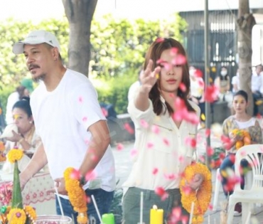 บรรยากาศพิธีบวงสรวงละคร “ดอกหญ้าป่าคอนกรีต”  นำแสดงโดย ตูมตาม-ยุทธนา, ไข่มุก-รุ่งรัตน์