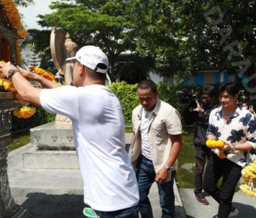 บรรยากาศพิธีบวงสรวงละคร “ดอกหญ้าป่าคอนกรีต”  นำแสดงโดย ตูมตาม-ยุทธนา, ไข่มุก-รุ่งรัตน์