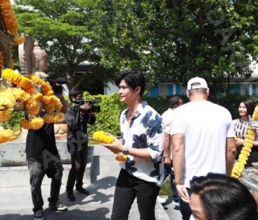 บรรยากาศพิธีบวงสรวงละคร “ดอกหญ้าป่าคอนกรีต”  นำแสดงโดย ตูมตาม-ยุทธนา, ไข่มุก-รุ่งรัตน์