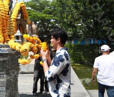 บรรยากาศพิธีบวงสรวงละคร “ดอกหญ้าป่าคอนกรีต”  นำแสดงโดย ตูมตาม-ยุทธนา, ไข่มุก-รุ่งรัตน์