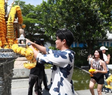 บรรยากาศพิธีบวงสรวงละคร “ดอกหญ้าป่าคอนกรีต”  นำแสดงโดย ตูมตาม-ยุทธนา, ไข่มุก-รุ่งรัตน์