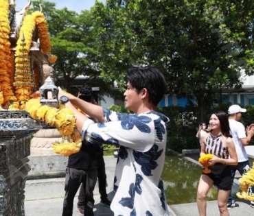 บรรยากาศพิธีบวงสรวงละคร “ดอกหญ้าป่าคอนกรีต”  นำแสดงโดย ตูมตาม-ยุทธนา, ไข่มุก-รุ่งรัตน์