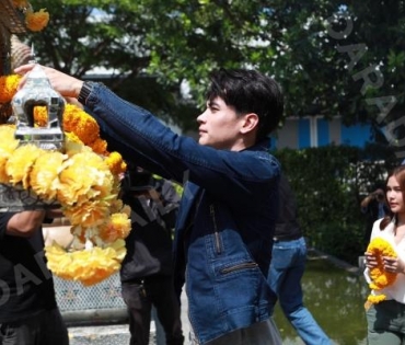 บรรยากาศพิธีบวงสรวงละคร “ดอกหญ้าป่าคอนกรีต”  นำแสดงโดย ตูมตาม-ยุทธนา, ไข่มุก-รุ่งรัตน์