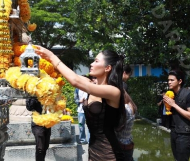 บรรยากาศพิธีบวงสรวงละคร “ดอกหญ้าป่าคอนกรีต”  นำแสดงโดย ตูมตาม-ยุทธนา, ไข่มุก-รุ่งรัตน์