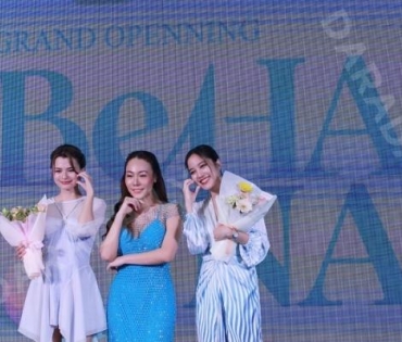 “ฟรีน สโรชา” และ “เบ็คกี้ รีเบคก้า” ในงาน “Grand Opening Be HANA” 