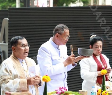 บรรยากาศพิธีบวงสรวงละคร “จอมโจรดอกไม้ขาว” นำแสดงโดย  พ้อยท์-ชลวิทย์, หนูเล็ก-ทิฐินันท์ 