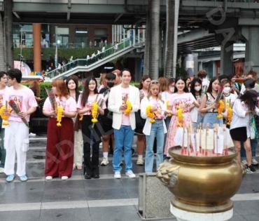 นักแสดงภาพยนตร์เรื่อง "สมพรปาก" นำโดย แพรวา ณิชาภัทร, ลี ฐานัฐพ์, มาเบล สุชาดา มาสักการะพระตรีมูรติ