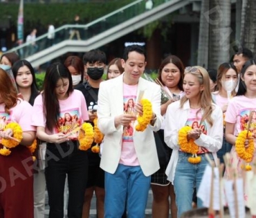 นักแสดงภาพยนตร์เรื่อง "สมพรปาก" นำโดย แพรวา ณิชาภัทร, ลี ฐานัฐพ์, มาเบล สุชาดา มาสักการะพระตรีมูรติ