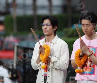 นักแสดงภาพยนตร์เรื่อง "สมพรปาก" นำโดย แพรวา ณิชาภัทร, ลี ฐานัฐพ์, มาเบล สุชาดา มาสักการะพระตรีมูรติ