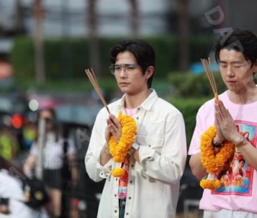 นักแสดงภาพยนตร์เรื่อง "สมพรปาก" นำโดย แพรวา ณิชาภัทร, ลี ฐานัฐพ์, มาเบล สุชาดา มาสักการะพระตรีมูรติ