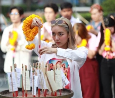 นักแสดงภาพยนตร์เรื่อง "สมพรปาก" นำโดย แพรวา ณิชาภัทร, ลี ฐานัฐพ์, มาเบล สุชาดา มาสักการะพระตรีมูรติ