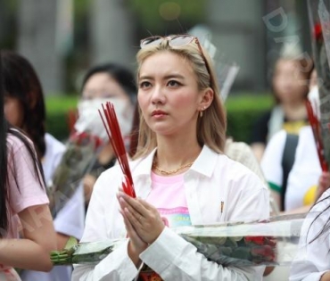 นักแสดงภาพยนตร์เรื่อง "สมพรปาก" นำโดย แพรวา ณิชาภัทร, ลี ฐานัฐพ์, มาเบล สุชาดา มาสักการะพระตรีมูรติ