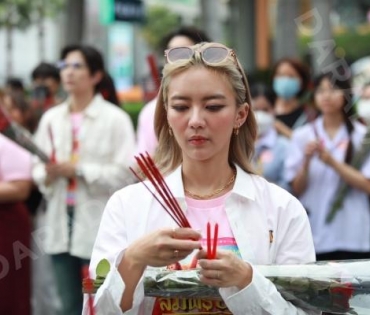 นักแสดงภาพยนตร์เรื่อง "สมพรปาก" นำโดย แพรวา ณิชาภัทร, ลี ฐานัฐพ์, มาเบล สุชาดา มาสักการะพระตรีมูรติ