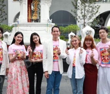 นักแสดงภาพยนตร์เรื่อง "สมพรปาก" นำโดย แพรวา ณิชาภัทร, ลี ฐานัฐพ์, มาเบล สุชาดา มาสักการะพระตรีมูรติ