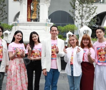 นักแสดงภาพยนตร์เรื่อง "สมพรปาก" นำโดย แพรวา ณิชาภัทร, ลี ฐานัฐพ์, มาเบล สุชาดา มาสักการะพระตรีมูรติ