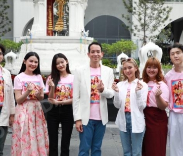 นักแสดงภาพยนตร์เรื่อง "สมพรปาก" นำโดย แพรวา ณิชาภัทร, ลี ฐานัฐพ์, มาเบล สุชาดา มาสักการะพระตรีมูรติ