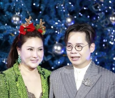 งาน "BEAUTY GEMS CHRISTMAS TREE LIGHTING CEREMONY" พบ "นัท มีเรีย,แจม รชตะ"