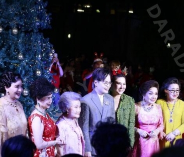 งาน "BEAUTY GEMS CHRISTMAS TREE LIGHTING CEREMONY" พบ "นัท มีเรีย,แจม รชตะ"