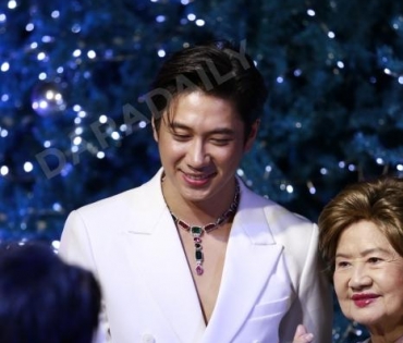 งาน "BEAUTY GEMS CHRISTMAS TREE LIGHTING CEREMONY" พบ "นัท มีเรีย,แจม รชตะ"