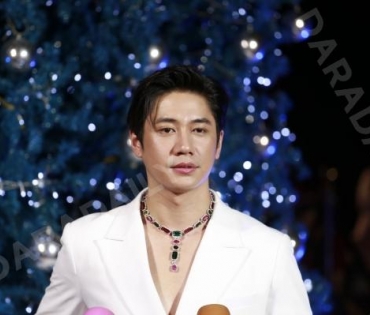 งาน "BEAUTY GEMS CHRISTMAS TREE LIGHTING CEREMONY" พบ "นัท มีเรีย,แจม รชตะ"