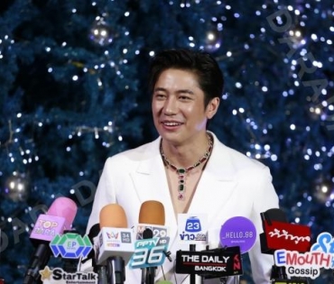 งาน "BEAUTY GEMS CHRISTMAS TREE LIGHTING CEREMONY" พบ "นัท มีเรีย,แจม รชตะ"