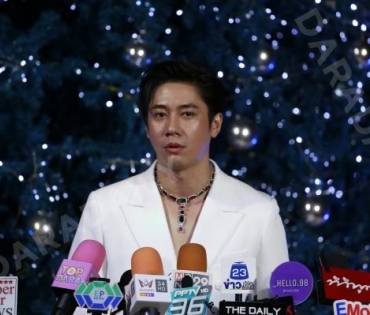 งาน "BEAUTY GEMS CHRISTMAS TREE LIGHTING CEREMONY" พบ "นัท มีเรีย,แจม รชตะ"