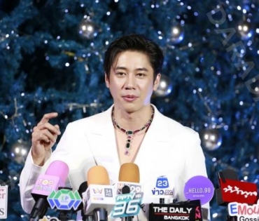 งาน "BEAUTY GEMS CHRISTMAS TREE LIGHTING CEREMONY" พบ "นัท มีเรีย,แจม รชตะ"