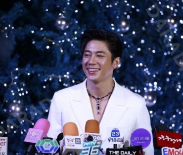 งาน "BEAUTY GEMS CHRISTMAS TREE LIGHTING CEREMONY" พบ "นัท มีเรีย,แจม รชตะ"