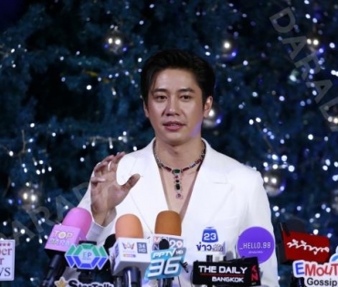 งาน "BEAUTY GEMS CHRISTMAS TREE LIGHTING CEREMONY" พบ "นัท มีเรีย,แจม รชตะ"