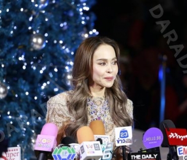 งาน "BEAUTY GEMS CHRISTMAS TREE LIGHTING CEREMONY" พบ "นัท มีเรีย,แจม รชตะ"