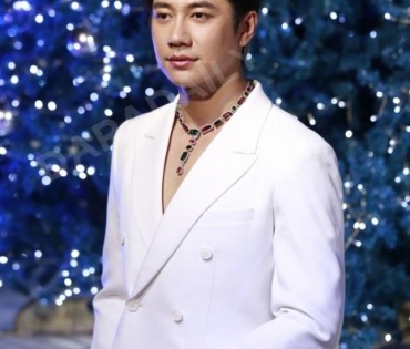 งาน "BEAUTY GEMS CHRISTMAS TREE LIGHTING CEREMONY" พบ "นัท มีเรีย,แจม รชตะ"