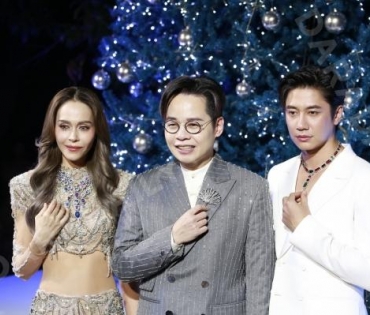 งาน "BEAUTY GEMS CHRISTMAS TREE LIGHTING CEREMONY" พบ "นัท มีเรีย,แจม รชตะ"