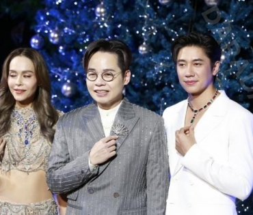 งาน "BEAUTY GEMS CHRISTMAS TREE LIGHTING CEREMONY" พบ "นัท มีเรีย,แจม รชตะ"