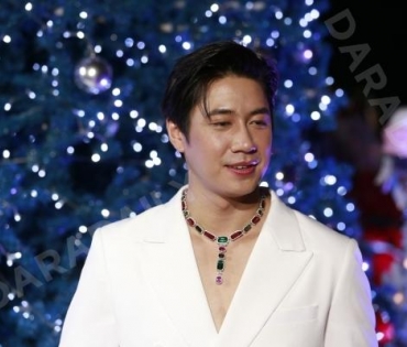 งาน "BEAUTY GEMS CHRISTMAS TREE LIGHTING CEREMONY" พบ "นัท มีเรีย,แจม รชตะ"