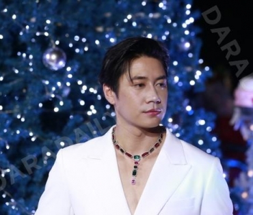 งาน "BEAUTY GEMS CHRISTMAS TREE LIGHTING CEREMONY" พบ "นัท มีเรีย,แจม รชตะ"