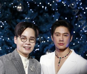 งาน "BEAUTY GEMS CHRISTMAS TREE LIGHTING CEREMONY" พบ "นัท มีเรีย,แจม รชตะ"