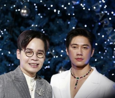 งาน "BEAUTY GEMS CHRISTMAS TREE LIGHTING CEREMONY" พบ "นัท มีเรีย,แจม รชตะ"