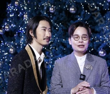 งาน "BEAUTY GEMS CHRISTMAS TREE LIGHTING CEREMONY" พบ "นัท มีเรีย,แจม รชตะ"