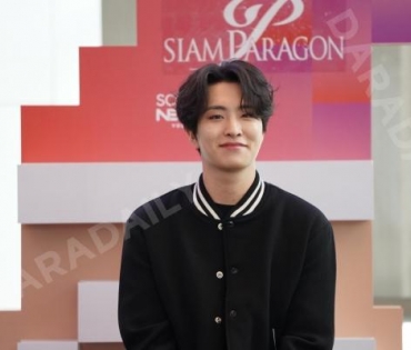 “ยองแจ” แจกความสุขในงานแถลงข่าว Siam Paragon The Glorious Countdown Celebration 2024