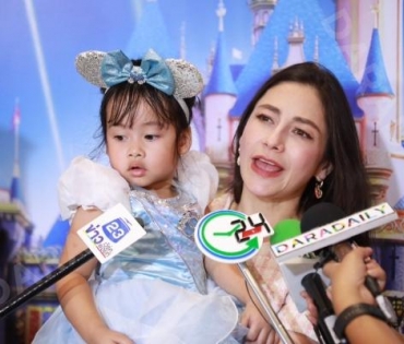 งานแถลงข่าว Disney On Ice Presents 100 Years of Wonder พบ "ครอบครัวต่าย ชุติมา,มิกค์ ทองระย้า"