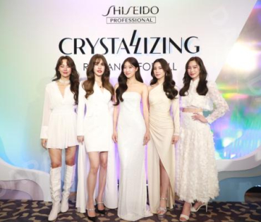 งาน CRYSTALLIZING RADIANCE FOR ALL นำโดย แก้ว-จริญญา, เกรซ-กาญจน์เกล้า