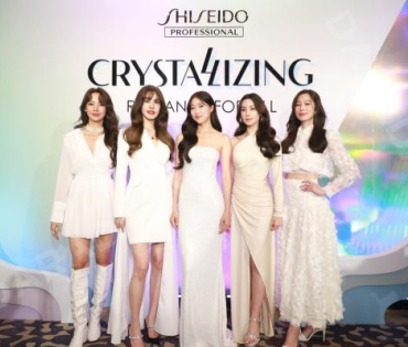 งาน CRYSTALLIZING RADIANCE FOR ALL นำโดย แก้ว-จริญญา, เกรซ-กาญจน์เกล้า