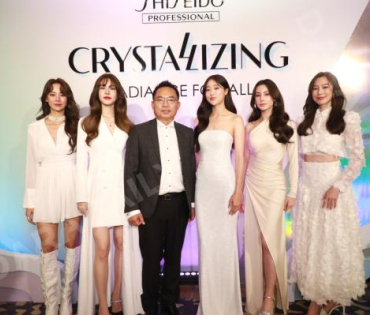 งาน CRYSTALLIZING RADIANCE FOR ALL นำโดย แก้ว-จริญญา, เกรซ-กาญจน์เกล้า