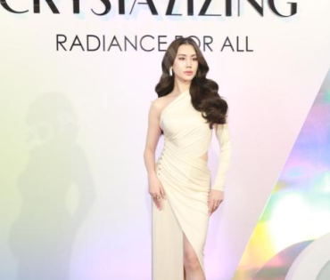 งาน CRYSTALLIZING RADIANCE FOR ALL นำโดย แก้ว-จริญญา, เกรซ-กาญจน์เกล้า