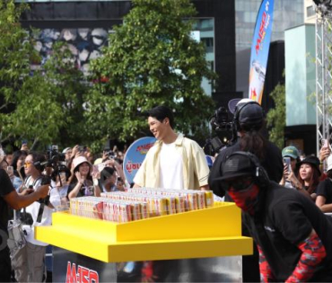 งานแถลงข่าวเปิดตัวพรีเซ็นเตอร์ เครื่องดื่มผสมคาเฟอีนอัดก๊าซ  "มิโซซ่า" พร้อมสัมภาษณ์ คัลเลนและพี่จอง