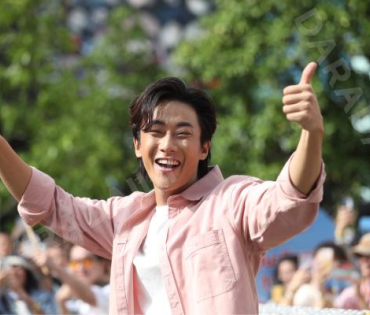 งานแถลงข่าวเปิดตัวพรีเซ็นเตอร์ เครื่องดื่มผสมคาเฟอีนอัดก๊าซ  "มิโซซ่า" พร้อมสัมภาษณ์ คัลเลนและพี่จอง