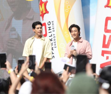 งานแถลงข่าวเปิดตัวพรีเซ็นเตอร์ เครื่องดื่มผสมคาเฟอีนอัดก๊าซ  "มิโซซ่า" พร้อมสัมภาษณ์ คัลเลนและพี่จอง